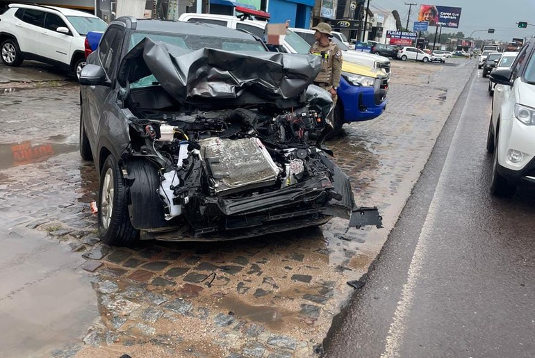 Colisão entre caminhão e carro deixa três pessoas feridas na SE-270, em Lagarto