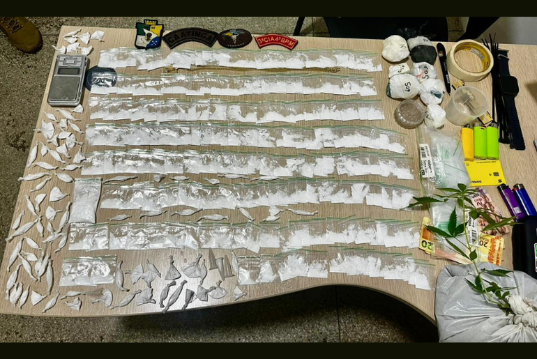 Homem é preso com drogas, dinheiro e material para venda em Glória