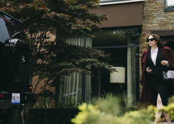 Universal Pictures lança novo trailer e pôster de "Bugonia", novo filme de Yorgos Lanthimos com Emma Stone