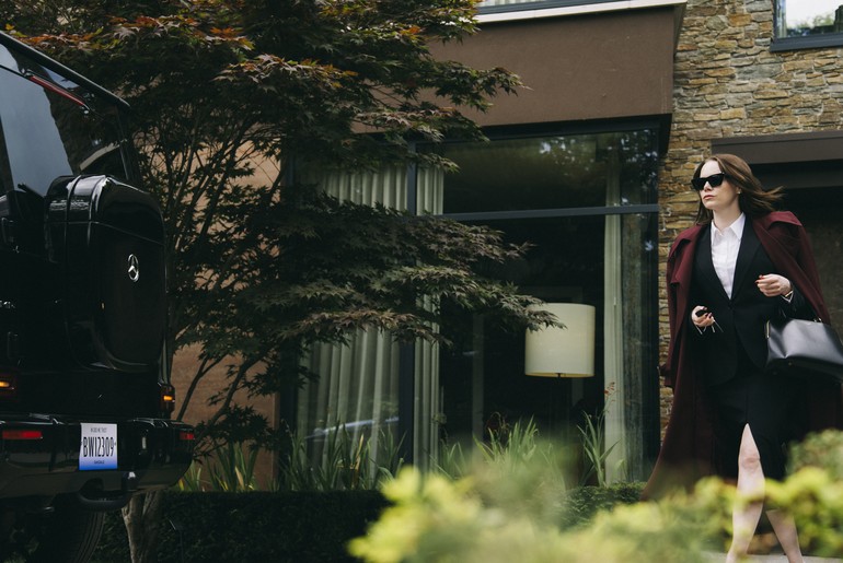 Universal Pictures lança novo trailer e pôster de "Bugonia", novo filme de Yorgos Lanthimos com Emma Stone