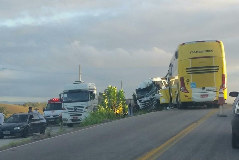 Acidente entre ônibus e carreta deixa feridos na BR-101