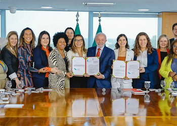 Lula sanciona lei que garante 30% de vagas para mulheres em conselhos de estatais