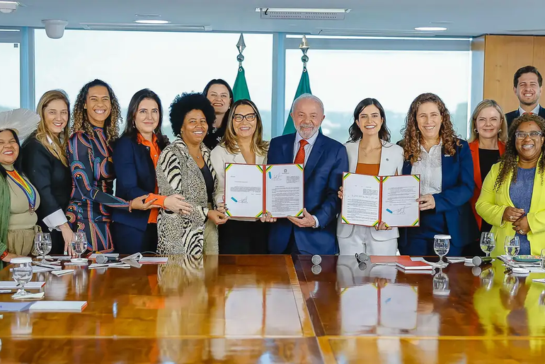 Lula sanciona lei que garante 30% de vagas para mulheres em conselhos de estatais
