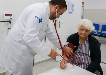 Casos de vírus respiratório crescem e acendem alerta entre idosos