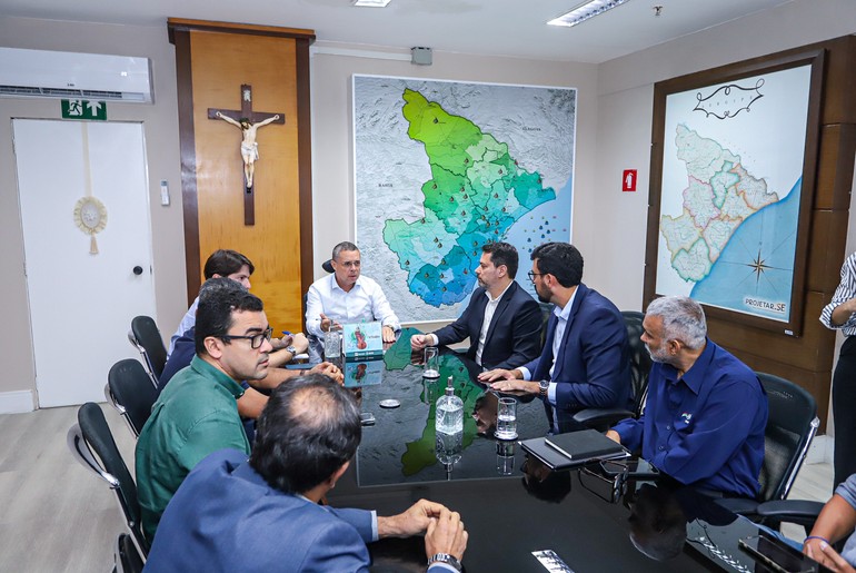 Governador Fábio Mitidieri cobra melhorias à Iguá na distribuição de água em Sergipe