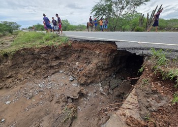 Erosão interdita totalmente trecho da SE-290 entre Tobias Barreto e Poço Verde