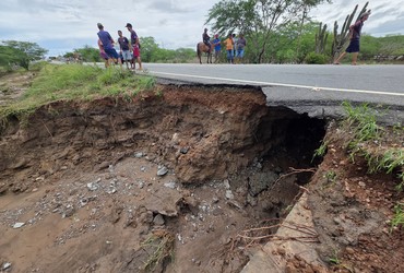 Erosão interdita totalmente trecho da SE-290 entre Tobias Barreto e Poço Verde