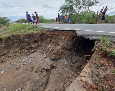 Erosão interdita totalmente trecho da SE-290 entre Tobias Barreto e Poço Verde