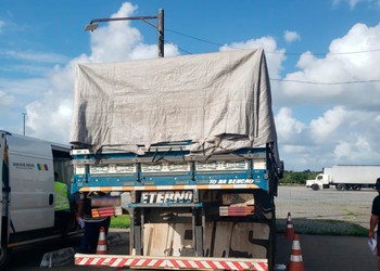 Fiscalização na BR-101 apreende irregularidades e recolhe R$ 37 mil em impostos