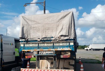 Fiscalização na BR-101 apreende irregularidades e recolhe R$ 37 mil em impostos