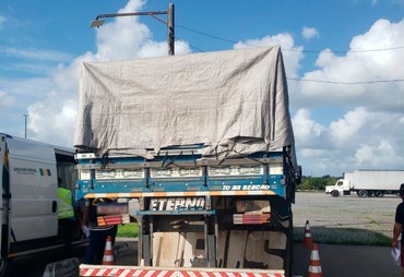 Fiscalização na BR-101 apreende irregularidades e recolhe R$ 37 mil em impostos