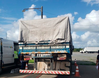 Fiscalização na BR-101 apreende irregularidades e recolhe R$ 37 mil em impostos