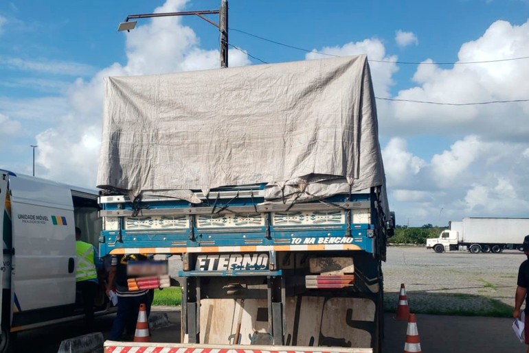 Fiscalização na BR-101 apreende irregularidades e recolhe R$ 37 mil em impostos