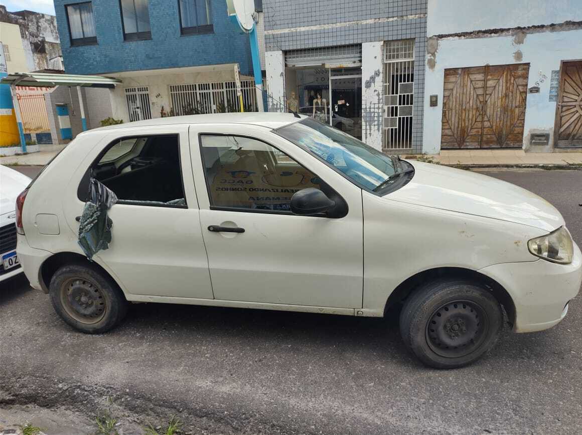 Carro com vidros quebrados é abandonado em rua do Centro de Aracaju