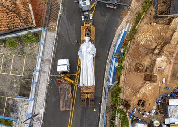 Imagem de Santo Antônio com 12 metros é instalada na colina e impulsiona turismo religioso