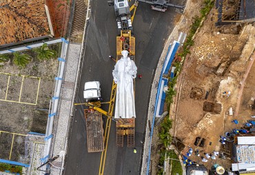 Imagem de Santo Antônio com 12 metros é instalada na colina e impulsiona turismo religioso