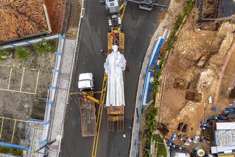 Imagem de Santo Antônio com 12 metros é instalada na colina e impulsiona turismo religioso