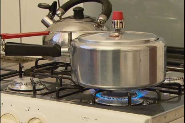 Confira cuidados para evitar acidentes com panelas no fogo