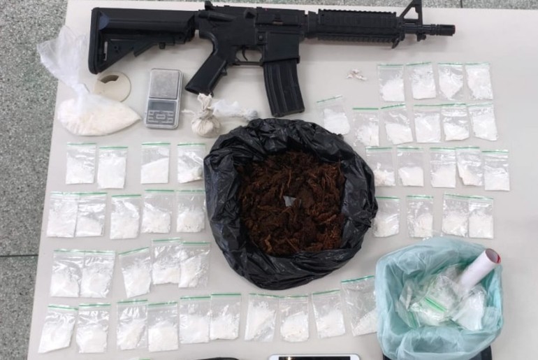 Homem suspeito de tráfico é preso no Coroa do Meio, em Aracaju