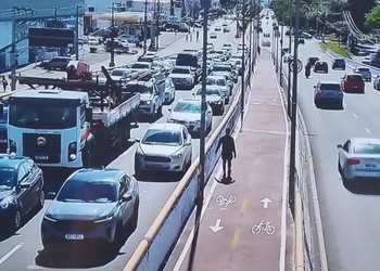 Acidente entre quatro veículos na avenida Tancredo Neves em Aracaju deixa uma mulher ferida