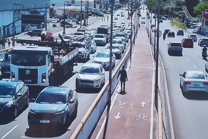 Acidente entre quatro veículos na avenida Tancredo Neves em Aracaju deixa uma mulher ferida