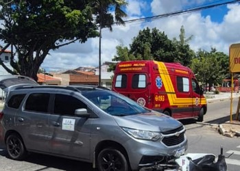 Colisão entre carro e moto deixa mulher ferida na Zona Oeste de Aracaju