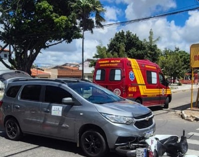 Colisão entre carro e moto deixa mulher ferida na Zona Oeste de Aracaju