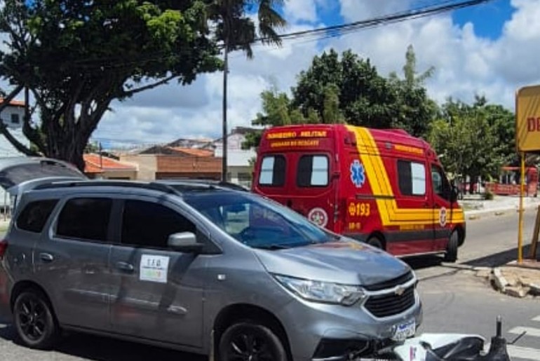 Colisão entre carro e moto deixa mulher ferida na Zona Oeste de Aracaju