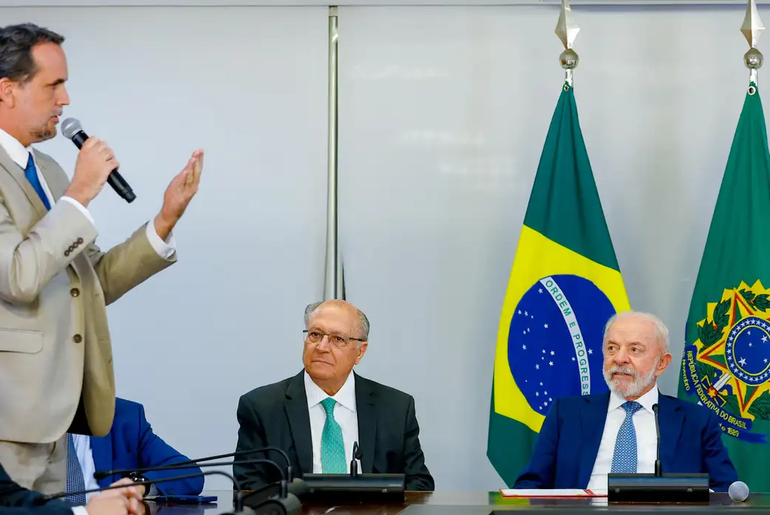 Compras internacionais de até US$50 voltam a ficar isentas de imposto federal