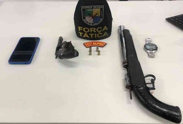 Dupla suspeita de porte ilegal e adulteração de veículo é presa em Aracaju