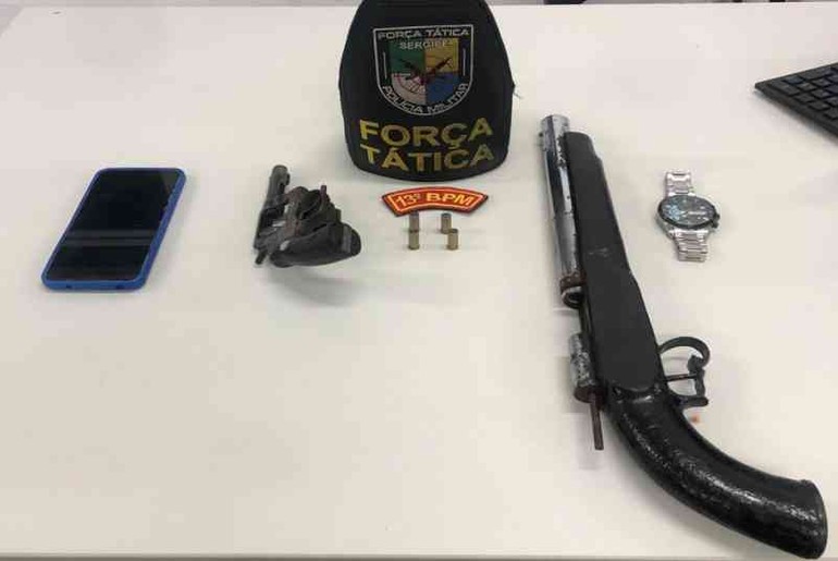 Dupla suspeita de porte ilegal e adulteração de veículo é presa em Aracaju