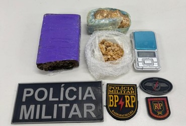 Polícia apreende cerca 700 gramas de drogas após perseguição em Socorro