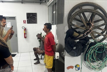 Suspeitos de furtar fiação elétrica de chácara são detidos em Muribeca