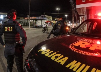 Homem é preso com revólver e munições após tentar esconder arma em Aracaju