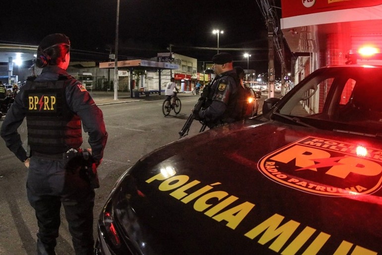 Homem é preso com revólver e munições após tentar esconder arma em Aracaju