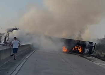 VÍDEO; Carreta com carga de chocolate pega fogo após tombar na BR-101, em Capela