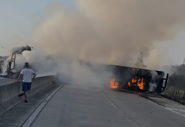 VÍDEO; Carreta com carga de chocolate pega fogo após tombar na BR-101, em Capela