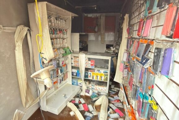 Incêndio atinge loja de eletrônicos em galeria comercial no Centro de Aracaju