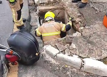 Homem é resgatado de bueiro após colisão entre motos em Aracaju