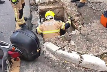 Homem é resgatado de bueiro após colisão entre motos em Aracaju
