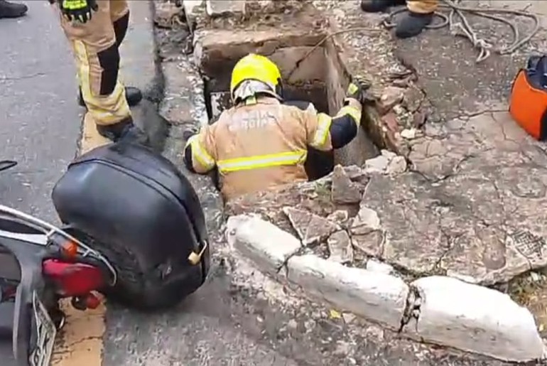 Homem é resgatado de bueiro após colisão entre motos em Aracaju