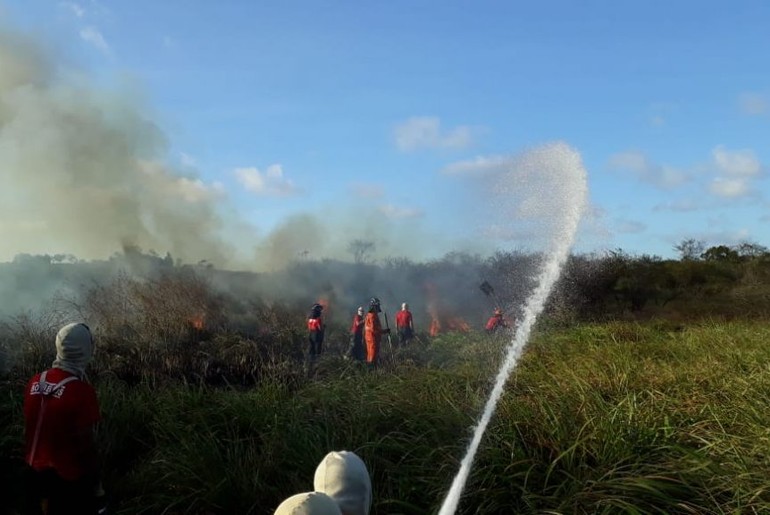 Incêndio em vegetação do Mosqueiro mobiliza bombeiros e apoio aéreo em São Cristóvão