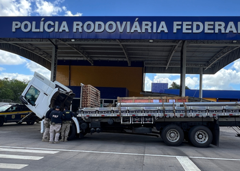 PRF recupera caminhão adulterado com restrição judicial na BR-101, em São Cristóvão
