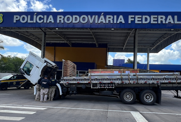 PRF recupera caminhão adulterado com restrição judicial na BR-101, em São Cristóvão