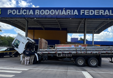 PRF recupera caminhão adulterado com restrição judicial na BR-101, em São Cristóvão
