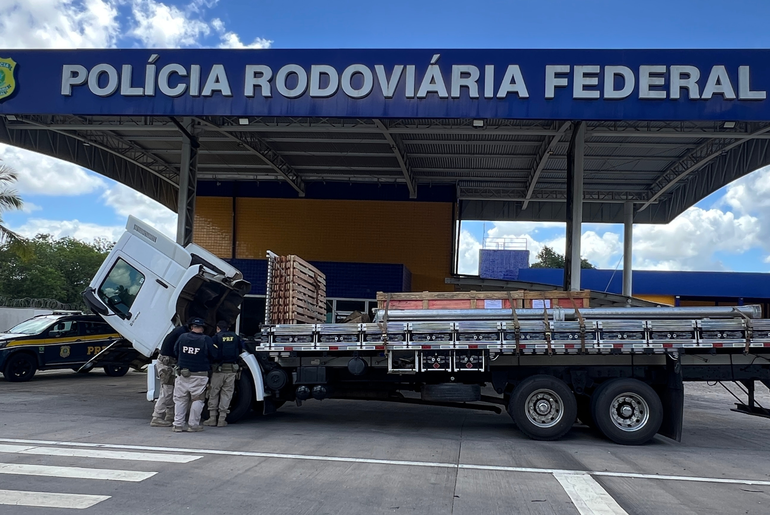 PRF recupera caminhão adulterado com restrição judicial na BR-101, em São Cristóvão
