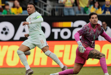 Brasil sofre 2 gols e perde para França em amistoso