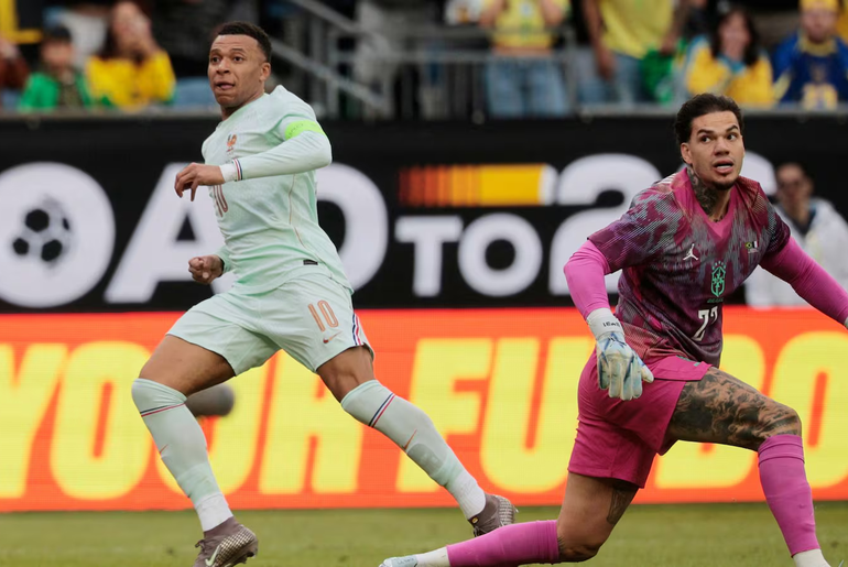 Brasil sofre 2 gols e perde para França em amistoso