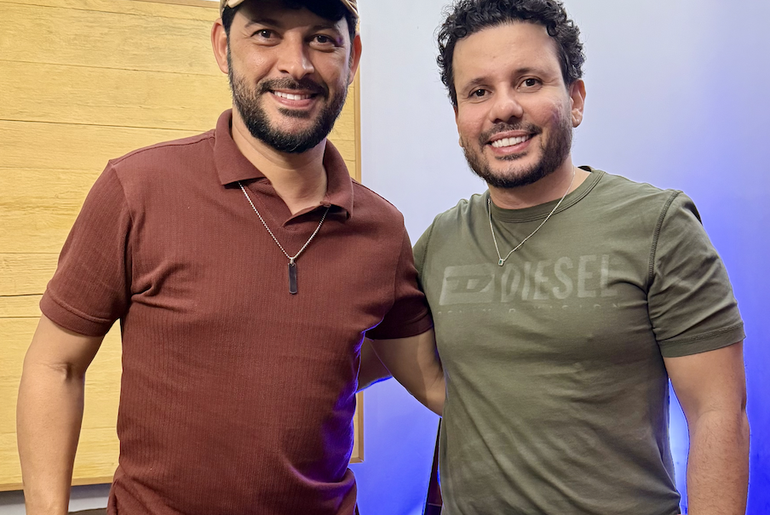 Cantor nordestino Everly Pires assina com Blener Maycom, um dos maiores produtores do país