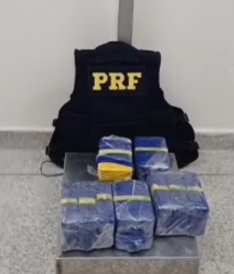 Casal é preso com 12 kg de crack na BR-101, em São Cristóvão
